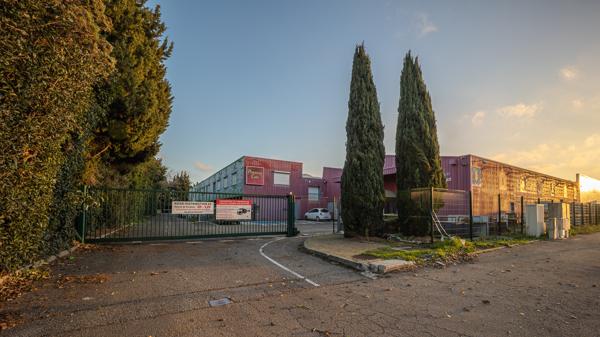 À VENDRE – EXCLUSIVITÉ – MURS COMMERCIAUX / ENTREPÔT + BUREAUX – 2 900 m² – AVIGNON FONTCOUVERTE