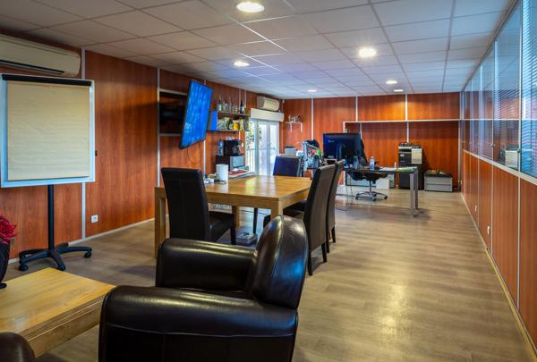 À VENDRE – EXCLUSIVITÉ – MURS COMMERCIAUX / ENTREPÔT + BUREAUX – 2 900 m² – AVIGNON FONTCOUVERTE