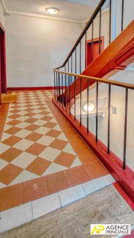 Versailles Notre-Dame Appartement 5 pièces de 115 m² au sol (98.5 m² carrez) situé au 4ème et dernier étage €885 000 ** - Référence 25900