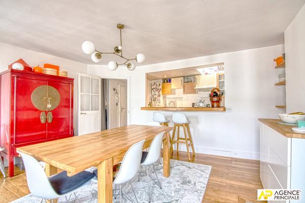 Versailles Notre-Dame Appartement 5 pièces de 115 m² au sol (98.5 m² carrez) situé au 4ème et dernier étage €885 000 ** - Référence 25900
