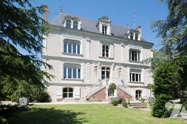 ETAT EXCEPTIONNEL POUR CETTE PROPRIETE DU 19EME SIECLE AVEC DEPENDANCES PISCINE ET PARC PAYSAGER