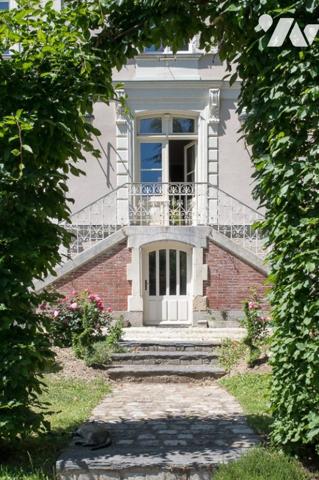 ETAT EXCEPTIONNEL POUR CETTE PROPRIETE DU 19EME SIECLE AVEC DEPENDANCES PISCINE ET PARC PAYSAGER