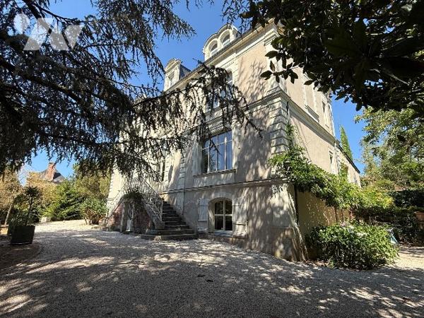 ETAT EXCEPTIONNEL POUR CETTE PROPRIETE DU 19EME SIECLE AVEC DEPENDANCES PISCINE ET PARC PAYSAGER