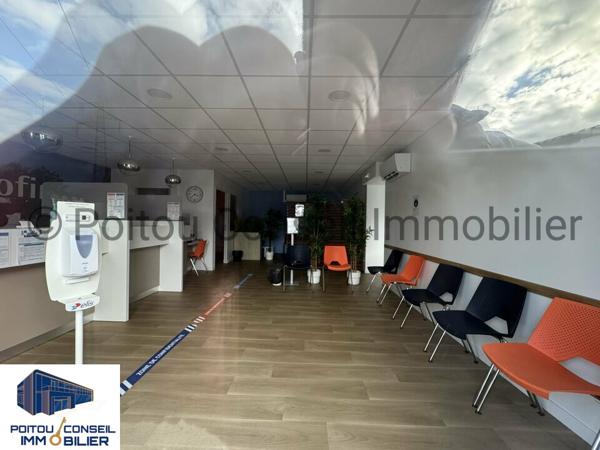 LOCAL D’ACTIVITE 136m2 AVEC BUREAU ET STOCKAGE PARKINGS