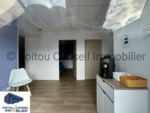 LOCAL D’ACTIVITE 136m2 AVEC BUREAU ET STOCKAGE PARKINGS