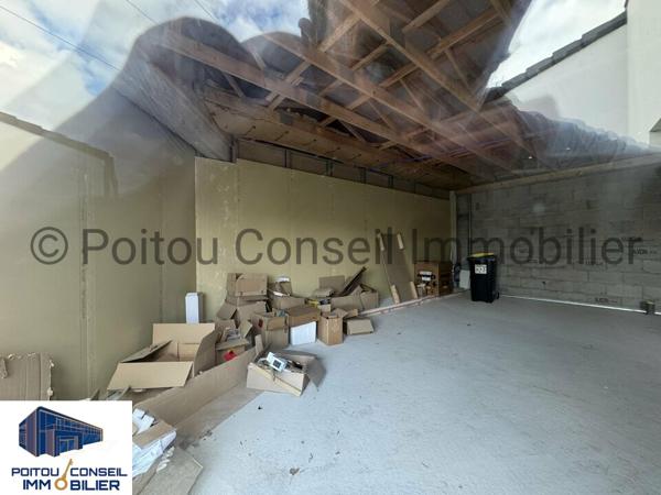LOCAL D’ACTIVITE 136m2 AVEC BUREAU ET STOCKAGE PARKINGS