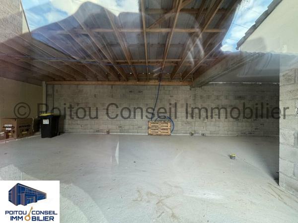 LOCAL D’ACTIVITE 136m2 AVEC BUREAU ET STOCKAGE PARKINGS