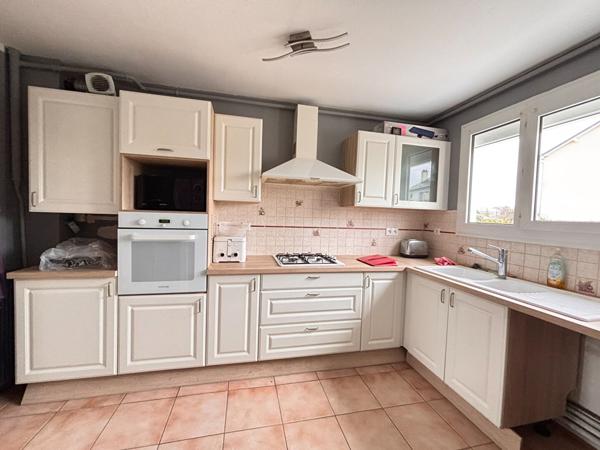 Maison familiale proche centre-ville de la Flèche, quartier calme