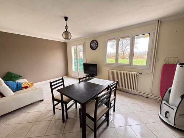 Maison familiale proche centre-ville de la Flèche, quartier calme