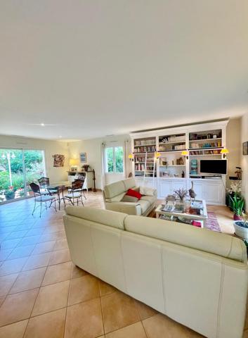 Maison T6 (5 chambres) en L: maison principale 2 chambres + 2 studios et une chambre indépendants