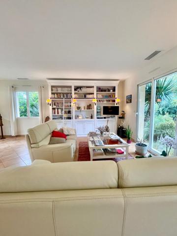 Maison T6 (5 chambres) en L: maison principale 2 chambres + 2 studios et une chambre indépendants