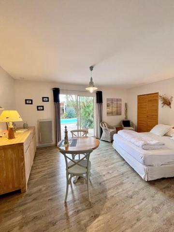 Maison T6 (5 chambres) en L: maison principale 2 chambres + 2 studios et une chambre indépendants