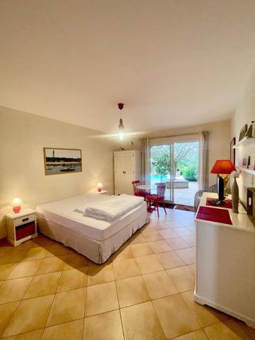 Maison T6 (5 chambres) en L: maison principale 2 chambres + 2 studios et une chambre indépendants