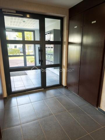 Venez découvrir a Mazingarbe
Un appartement F3
Qui se compose:
D'un salon salle a manger avec cuisine ouverte 
2 chambres donc une avec dressing 
1 salle de bain avec baignoire
1 WC indépendant avec chauffe eau de 200 litres
Vente libre d’occupation (le locataire part pour novembre)
Copro 300euros par trimestre 
2éme étage sans ascenseur