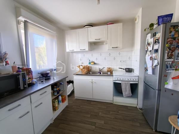 Venez découvrir a Mazingarbe
Un appartement F3
Qui se compose:
D'un salon salle a manger avec cuisine ouverte 
2 chambres donc une avec dressing 
1 salle de bain avec baignoire
1 WC indépendant avec chauffe eau de 200 litres
Vente libre d’occupation (le locataire part pour novembre)
Copro 300euros par trimestre 
2éme étage sans ascenseur