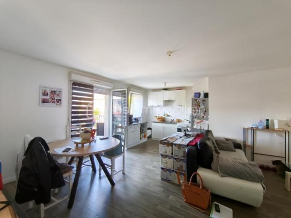 Venez découvrir a Mazingarbe
Un appartement F3
Qui se compose:
D'un salon salle a manger avec cuisine ouverte 
2 chambres donc une avec dressing 
1 salle de bain avec baignoire
1 WC indépendant avec chauffe eau de 200 litres
Vente libre d’occupation (le locataire part pour novembre)
Copro 300euros par trimestre 
2éme étage sans ascenseur