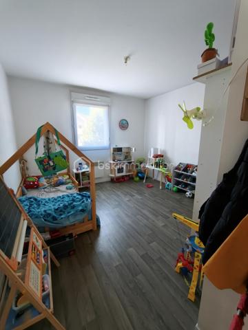 Venez découvrir a Mazingarbe
Un appartement F3
Qui se compose:
D'un salon salle a manger avec cuisine ouverte 
2 chambres donc une avec dressing 
1 salle de bain avec baignoire
1 WC indépendant avec chauffe eau de 200 litres
Vente libre d’occupation (le locataire part pour novembre)
Copro 300euros par trimestre 
2éme étage sans ascenseur