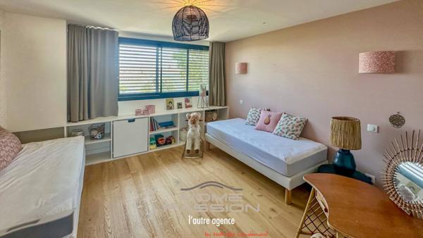 VAUX/MER/PONTAILLAC  VILLA CONTEMPORAINE AVEC APERCU MER