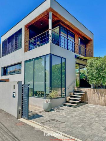 VAUX/MER/PONTAILLAC  VILLA CONTEMPORAINE AVEC APERCU MER