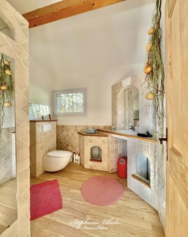 Cornillon-Confoux (13250) Propriété au charme exotique dans une cadre luxuriant.