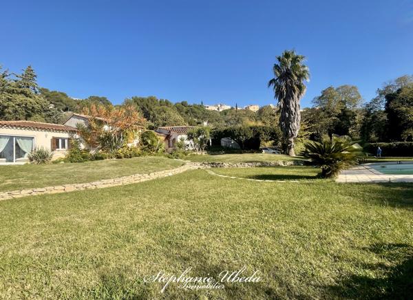 Cornillon-Confoux (13250) Propriété au charme exotique dans une cadre luxuriant.