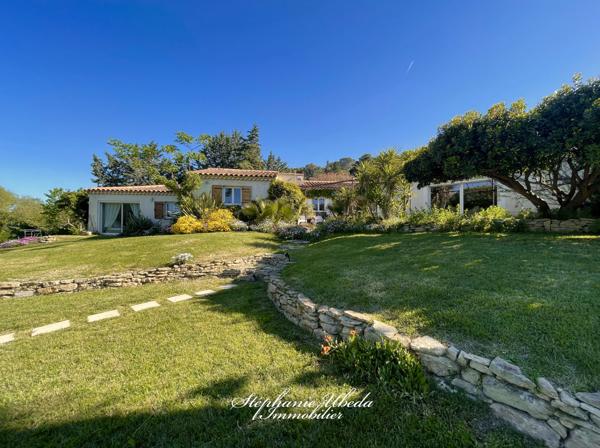 Cornillon-Confoux (13250) Propriété au charme exotique dans une cadre luxuriant.