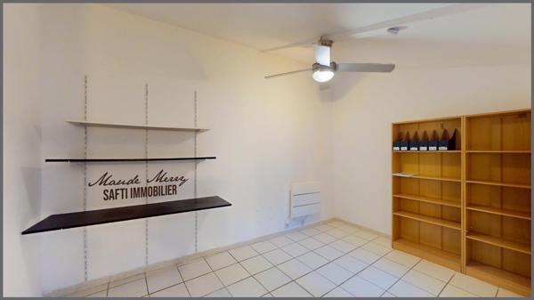 Immeuble de rapport composé de 3 lots - un local commercial de 20 m2 (qui peut être transformé en un studio) avec cave de 17 m2 - un studio de  20 m2 au 1er étage - un duplex de 47 m2 au 2ème étage