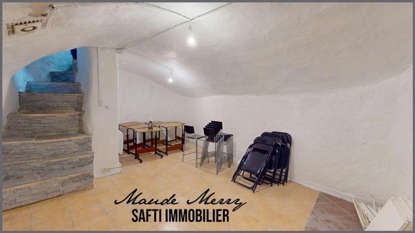 Immeuble de rapport composé de 3 lots - un local commercial de 20 m2 (qui peut être transformé en un studio) avec cave de 17 m2 - un studio de  20 m2 au 1er étage - un duplex de 47 m2 au 2ème étage