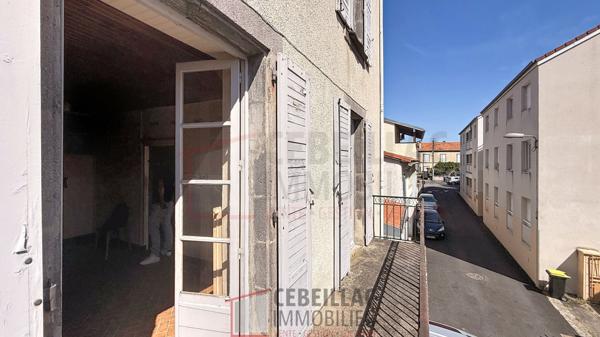 AUBIÈRE - MAISON DE BOURG AVEC GRANGE ET TERRASSE ? FORT POTENTIEL