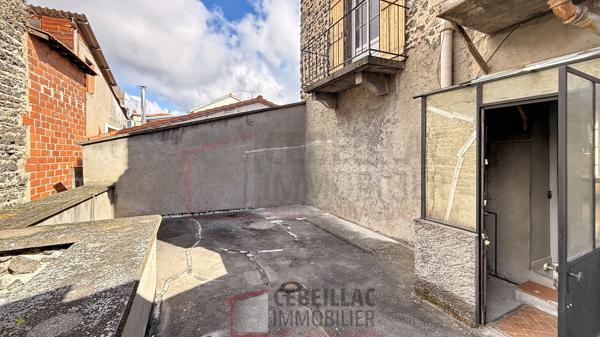 AUBIÈRE - MAISON DE BOURG AVEC GRANGE ET TERRASSE ? FORT POTENTIEL