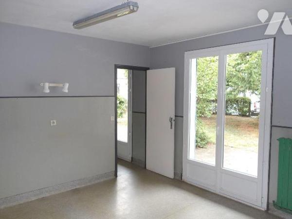 BOUSSAC (23) CREUSE, A vendre charmante maison de bourg en pierres (élevée partie sur sous-sol ...