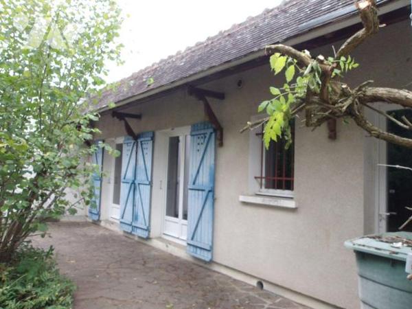 BOUSSAC (23) CREUSE, A vendre charmante maison de bourg en pierres (élevée partie sur sous-sol ...