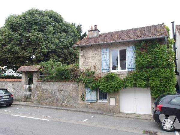 BOUSSAC (23) CREUSE, A vendre charmante maison de bourg en pierres (élevée partie sur sous-sol ...