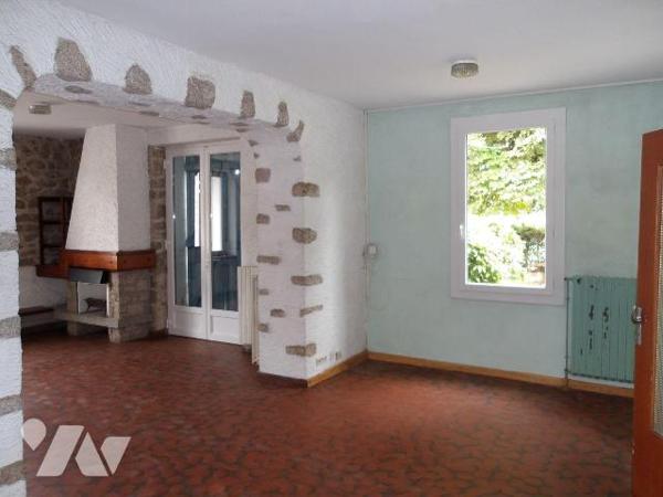 BOUSSAC (23) CREUSE, A vendre charmante maison de bourg en pierres (élevée partie sur sous-sol ...