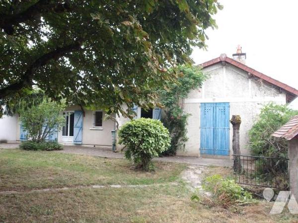 BOUSSAC (23) CREUSE, A vendre charmante maison de bourg en pierres (élevée partie sur sous-sol ...