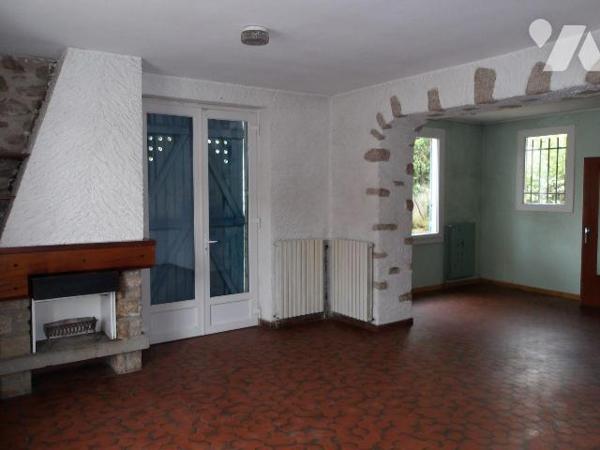 BOUSSAC (23) CREUSE, A vendre charmante maison de bourg en pierres (élevée partie sur sous-sol ...