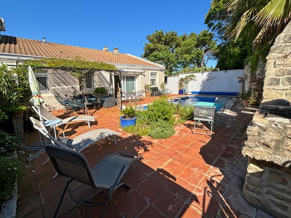 Maison de plain pied avec piscine et garage
