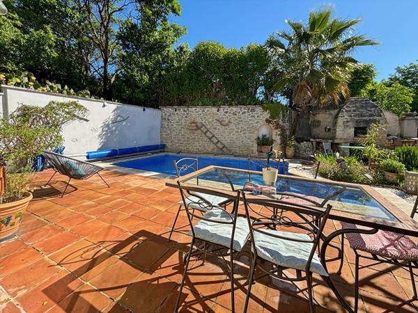Maison de plain pied avec piscine et garage