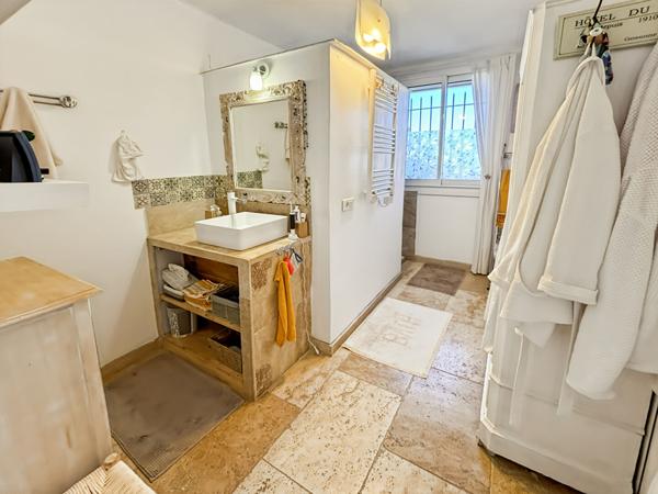 Maison de plain pied avec piscine et garage