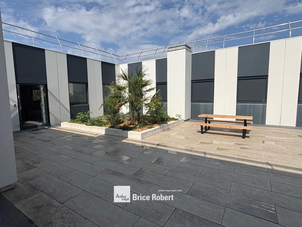 Location bureaux rénovés lumineux à Limonest dans parc dynamique Techlid