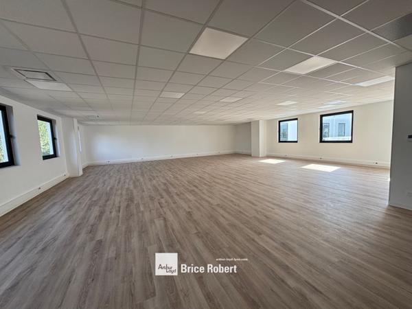 Location bureaux rénovés lumineux à Limonest dans parc dynamique Techlid