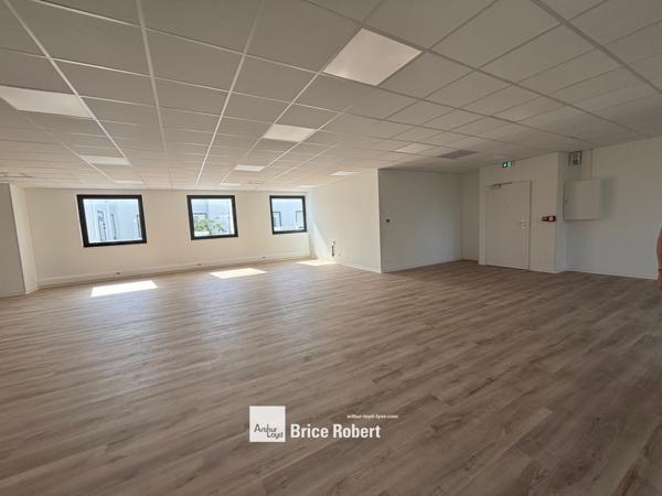 Location bureaux rénovés lumineux à Limonest dans parc dynamique Techlid
