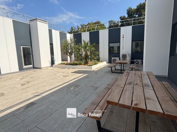 Location bureaux rénovés lumineux à Limonest dans parc dynamique Techlid