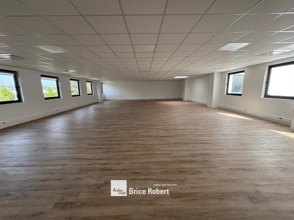 Location bureaux rénovés lumineux à Limonest dans parc dynamique Techlid