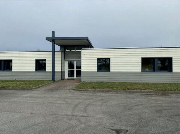 VENDRENNE – ENSEMBLE DE BUREAUX AVEC TERRAIN CONSTRUCTIBLE À LA VENTE