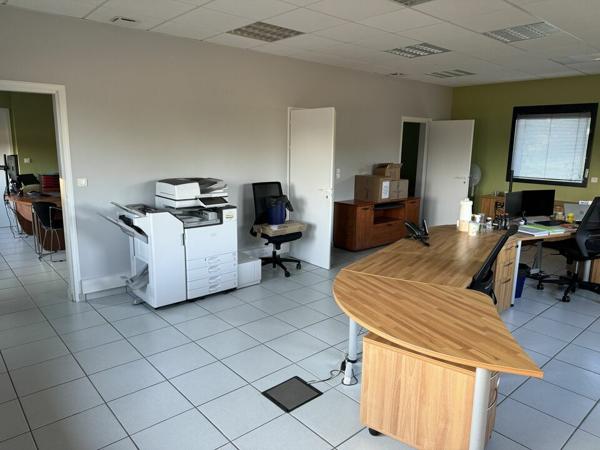 VENDRENNE – ENSEMBLE DE BUREAUX AVEC TERRAIN CONSTRUCTIBLE À LA VENTE