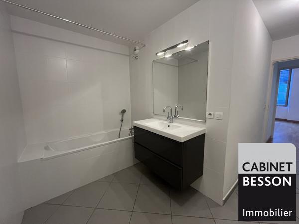 GRENOBLE - T4 - COUR DES LOGES