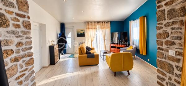 "VISITE VIRTUELLE DISPONIBLE SUR DEMANDE"
À seulement 5 minutes de Josselin et de Ploërmel, venez découvrir cette charmante maison rénovée de 98 m², offrant confort et fonctionnalité, le tout sur un terrain d’environ 400 m².

Mitoyenne d’un seul côté, uniquement sur la partie avant de la maison, cette habitation édifiée sur cave propose une distribution agréable et bien pensée.

Au rez-de-chaussée, vous profiterez d’une pièce de vie conviviale comprenant un salon, un séjour et une cuisine aménagée ouverte, créant un espace chaleureux et accueillant.

Ce niveau dispose également d’une suite parentale avec accès direct à la terrasse par une baie vitrée, ainsi que d’un WC indépendant, permettant une vie de plain-pied.

À l’étage, une mezzanine offre un espace supplémentaire idéal pour aménager un bureau ou un coin détente. Vous y trouverez également deux chambres et une salle de bains avec WC.

À l’extérieur, vous apprécierez la terrasse attenante à la pièce de vie et à la suite parentale, idéale pour profiter des beaux jours, ainsi que le terrain d’environ 400 m².

Côté confort :

Chauffage par poêle à granulés

Bonne performance énergétique : DPE C

Assainissement individuel conforme aux normes

Maison rénovée

Cave offrant un espace de rangement supplémentaire

Une maison chaleureuse et fonctionnelle, idéale pour une famille ou un premier achat, alliant le confort d’une rénovation, une bonne performance énergétique et une situation privilégiée à proximité de Josselin et de Ploërmel.