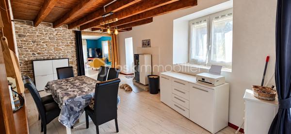 "VISITE VIRTUELLE DISPONIBLE SUR DEMANDE"
À seulement 5 minutes de Josselin et de Ploërmel, venez découvrir cette charmante maison rénovée de 98 m², offrant confort et fonctionnalité, le tout sur un terrain d’environ 400 m².

Mitoyenne d’un seul côté, uniquement sur la partie avant de la maison, cette habitation édifiée sur cave propose une distribution agréable et bien pensée.

Au rez-de-chaussée, vous profiterez d’une pièce de vie conviviale comprenant un salon, un séjour et une cuisine aménagée ouverte, créant un espace chaleureux et accueillant.

Ce niveau dispose également d’une suite parentale avec accès direct à la terrasse par une baie vitrée, ainsi que d’un WC indépendant, permettant une vie de plain-pied.

À l’étage, une mezzanine offre un espace supplémentaire idéal pour aménager un bureau ou un coin détente. Vous y trouverez également deux chambres et une salle de bains avec WC.

À l’extérieur, vous apprécierez la terrasse attenante à la pièce de vie et à la suite parentale, idéale pour profiter des beaux jours, ainsi que le terrain d’environ 400 m².

Côté confort :

Chauffage par poêle à granulés

Bonne performance énergétique : DPE C

Assainissement individuel conforme aux normes

Maison rénovée

Cave offrant un espace de rangement supplémentaire

Une maison chaleureuse et fonctionnelle, idéale pour une famille ou un premier achat, alliant le confort d’une rénovation, une bonne performance énergétique et une situation privilégiée à proximité de Josselin et de Ploërmel.