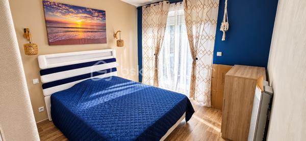 "VISITE VIRTUELLE DISPONIBLE SUR DEMANDE"
À seulement 5 minutes de Josselin et de Ploërmel, venez découvrir cette charmante maison rénovée de 98 m², offrant confort et fonctionnalité, le tout sur un terrain d’environ 400 m².

Mitoyenne d’un seul côté, uniquement sur la partie avant de la maison, cette habitation édifiée sur cave propose une distribution agréable et bien pensée.

Au rez-de-chaussée, vous profiterez d’une pièce de vie conviviale comprenant un salon, un séjour et une cuisine aménagée ouverte, créant un espace chaleureux et accueillant.

Ce niveau dispose également d’une suite parentale avec accès direct à la terrasse par une baie vitrée, ainsi que d’un WC indépendant, permettant une vie de plain-pied.

À l’étage, une mezzanine offre un espace supplémentaire idéal pour aménager un bureau ou un coin détente. Vous y trouverez également deux chambres et une salle de bains avec WC.

À l’extérieur, vous apprécierez la terrasse attenante à la pièce de vie et à la suite parentale, idéale pour profiter des beaux jours, ainsi que le terrain d’environ 400 m².

Côté confort :

Chauffage par poêle à granulés

Bonne performance énergétique : DPE C

Assainissement individuel conforme aux normes

Maison rénovée

Cave offrant un espace de rangement supplémentaire

Une maison chaleureuse et fonctionnelle, idéale pour une famille ou un premier achat, alliant le confort d’une rénovation, une bonne performance énergétique et une situation privilégiée à proximité de Josselin et de Ploërmel.